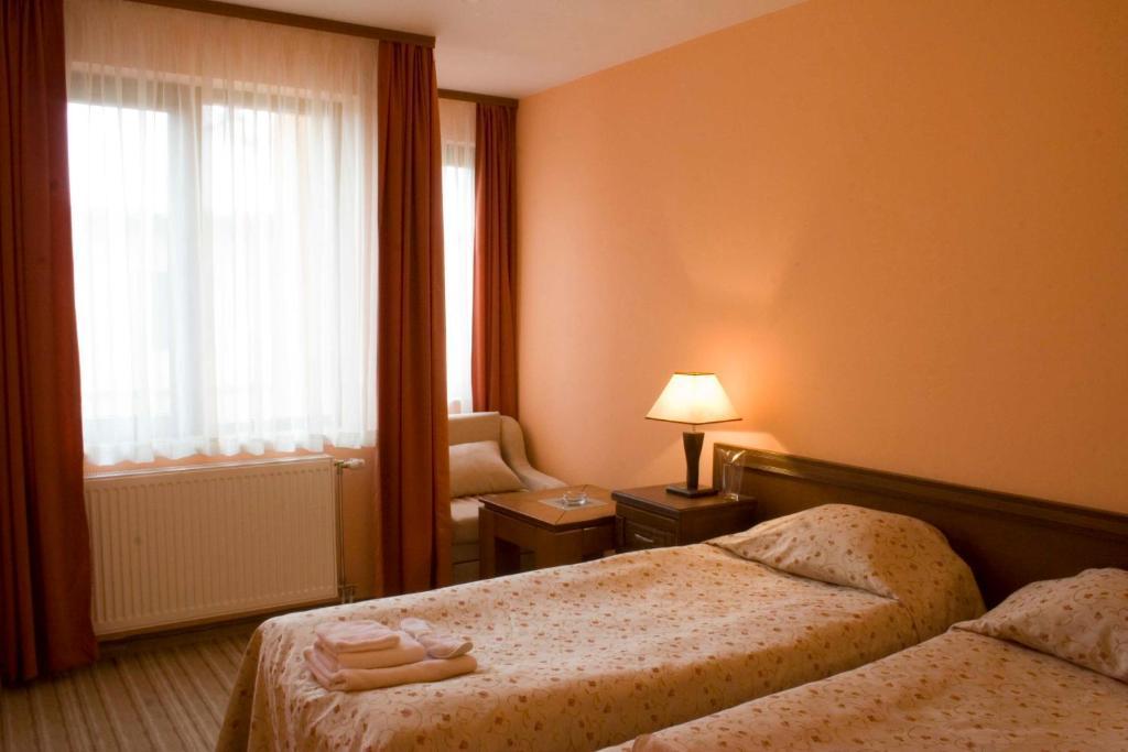 Family Hotel Zora Razlog Room photo